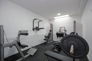 einen Fitnessraum mit mehreren Laufbändern in einem Zimmer in der Unterkunft Stella Maris in Promajna