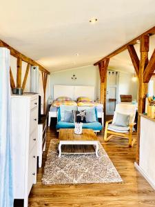 ein Schlafzimmer mit einem Bett, einem Sofa und einem Tisch in der Unterkunft Neuenkirchen Moritzhagen in Neuenkirchen