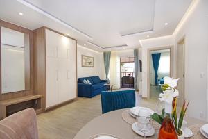 ein Wohnzimmer mit einem Tisch und einem blauen Sofa in der Unterkunft Stella Maris in Promajna