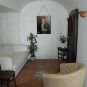 ein Wohnzimmer mit einer weißen Couch und einer Pflanze in der Unterkunft L'antica casa-a beautiful view. in Amalfi