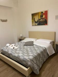 una camera con un grande letto di Le Sculture B&B a Cosenza
