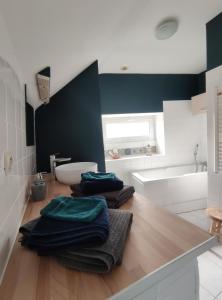 a bathroom with black and white walls and a wooden floor at Gîte La p'tite terrasse Chinon centre in Chinon