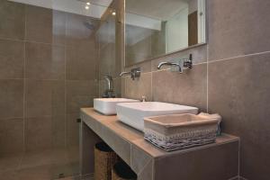 Ένα μπάνιο στο Adonis Hotel Studios & Apartments