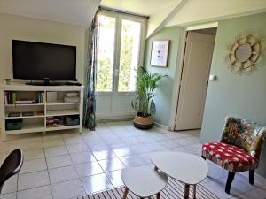 Μια τηλεόραση ή/και κέντρο ψυχαγωγίας στο Gîte La p'tite terrasse Chinon centre Parking gratuit