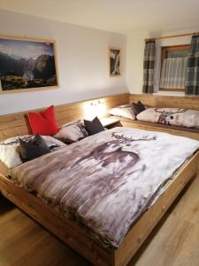菲根貝格的住宿－Spatenhof，一张大床,坐在一个房间里