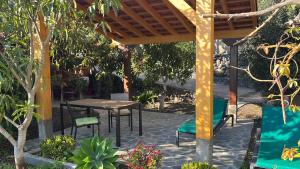 patio ze stołem i krzesłami pod pergolą w obiekcie Casa Mamei w mieście Valle Gran Rey