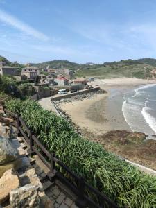 Blick auf einen Strand mit Häusern und das Meer in der Unterkunft 鴻景山莊民宿 b&B in Juguang