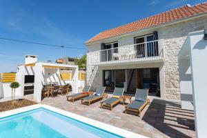 Villa con piscina y tumbonas en Villa Sulic - Heated Pool and Mountain View, en Zagvozd