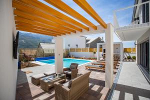 Bazén v ubytovaní Villa Sulic - Heated Pool and Mountain View alebo v jeho blízkosti