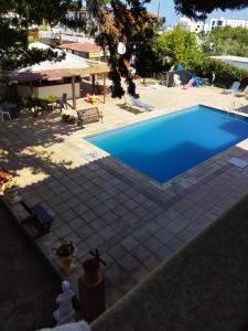 uma piscina num quintal com um pátio em anastasia holiday apartments em Pafos