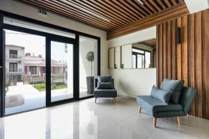 A seating area at Villa MARIA