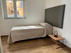 sypialnia z łóżkiem i telewizorem z płaskim ekranem w obiekcie B&B DEA Gela w mieście Gela