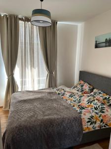 um quarto com uma cama em frente a uma janela em Cosy appartement with canal view em Bruxelas