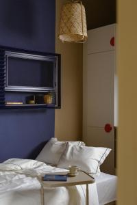 Un dormitorio con una cama con una mesa al lado. en City Garage Studio - Lwowska 9, en Varsovia