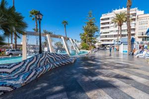 zjeżdżalnia pośrodku ulicy z palmami w obiekcie El Acequion Appartement 4 personnes à 100m plage w mieście Torrevieja