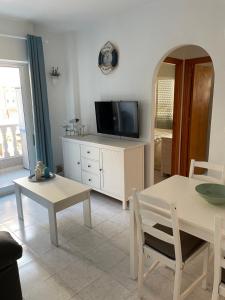 salon ze stołem i telewizorem w obiekcie El Acequion Appartement 4 personnes à 100m plage w mieście Torrevieja