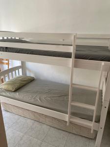 kilka łóżek piętrowych w pokoju w obiekcie El Acequion Appartement 4 personnes à 100m plage w mieście Torrevieja +11 zdjęć