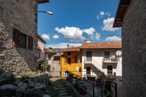 Cottage on the Lake by Holiday Solutions في ليتْسّينو: اطلالة على زقاق بين مبنيين