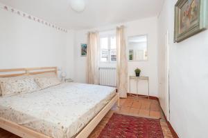 Cottage on the Lake by Holiday Solutions في ليتْسّينو: غرفة نوم بيضاء مع سرير ونافذة