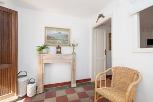 Cottage on the Lake by Holiday Solutions في ليتْسّينو: غرفة معيشة مع كرسي ومدفأة