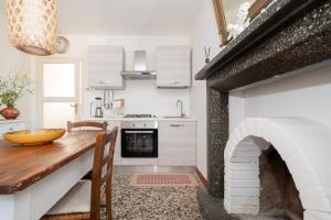 Cottage on the Lake by Holiday Solutions في ليتْسّينو: مطبخ مع طاولة ومدفأة