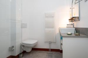 Cottage on the Lake by Holiday Solutions في ليتْسّينو: حمام مزود بمرحاض ودش زجاجي +20 صورة