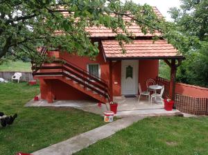 バニャ・コヴィリャチャにあるLazarev konak apartman kucicaの小さな赤い家(デッキ、テーブル付)
