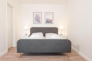 sypialnia z łóżkiem z 2 lampami w obiekcie Landschaftliches Haus w mieście Tönning