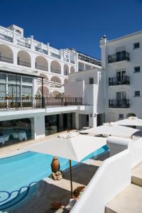 un hotel con piscina y un edificio en La Residenza Capri en Capri