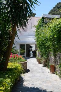 un passaggio pedonale di fronte a una casa con fiori di La Residenza Capri a Capri