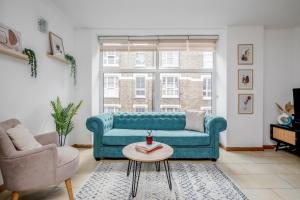 En sittgrupp på Central Holborn, lovely and bright apartment for 4