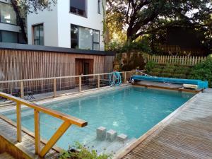 una piscina con un tobogán de agua en un patio en Apartamento Tipo Loft en Somo
