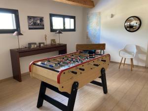 una mesa de futbolín en medio de una habitación en Très belle villa avec piscine chauffée CASALEONI, en Prunelli-di-Fiumorbo