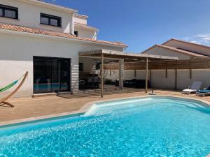 ein Pool vor einem Haus in der Unterkunft Très belle villa avec piscine chauffée CASALEONI in Prunelli-di-Fiumorbo