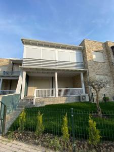 都拉斯Villa DOLCE VITA Lalzi Bay - Beach House的有栅栏的房子