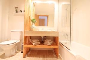 Ванная комната в A&A Brothers Boutique -The Suites Apartments- +38 фотографий