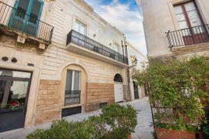 un callejón vacío frente a un edificio en Lecce Santa Chiara Terrace piano rialzato en Lecce
