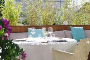 - une table blanche avec des chaises et des verres à vin sur la terrasse dans l'établissement 21, Foch, à Angers