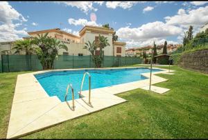 basen przed domem w obiekcie Apartamento familiar con JARDIN y TERRAZA Privada w mieście La Alcaidesa