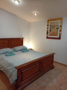 ein Schlafzimmer mit einem Bett mit zwei Hausschuhen darauf in der Unterkunft la casa in riva al lago in Bracciano