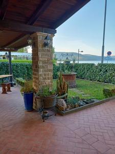 een patio met cactussen en planten in potten bij la casa in riva al lago in Bracciano