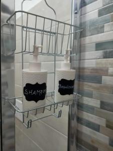 zwei Handtücher auf einem Kleiderständer im Bad in der Unterkunft la casa in riva al lago in Bracciano