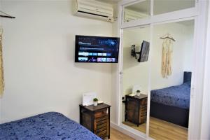 A television and/or entertainment centre at Acuarela Studio in Benalmádena