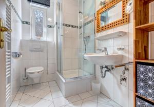 uma casa de banho com um WC e um lavatório. em Villa Margot - FeWo 10 em Bansin