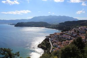 una ciudad a orillas de un cuerpo de agua en Cau la mar, en Lastres