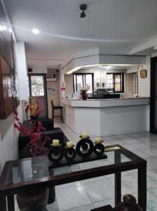 uma sala de estar com uma mesa com velas em Parkview Hotel em Cagayan de Oro