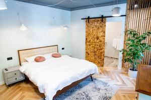 een slaapkamer met een bed en een schuifdeur bij Barrique Chambers in Braşov