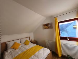 Posteľ alebo postele v izbe v ubytovaní Réteskert vendégház és apartman + 37 fotografií