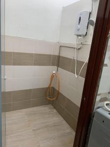 太平HOMESTAY CIK MUNAH的一间小浴室,内设米色和棕色的淋浴 更多14张照片