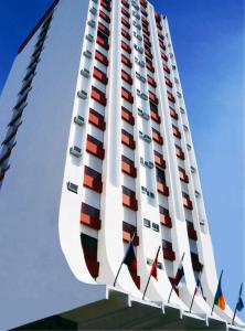 una decoración de un edificio alto con ventanas rojas y blancas en Hotel Manta, en Pelotas